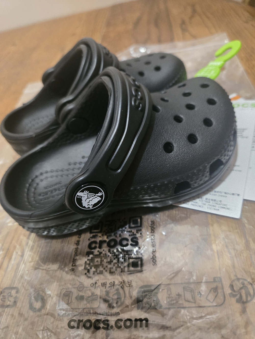CROCS Kids' Black Crocs. C6